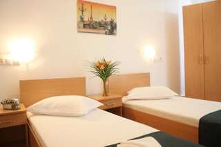 Отель Hotel Sir Gara de Nord Бухарест Двухместный номер с 2 отдельными кроватями и общей ванной комнатой-2