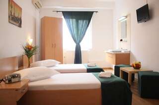 Отель Hotel Sir Gara de Nord Бухарест Двухместный номер с 2 отдельными кроватями и общей ванной комнатой-3